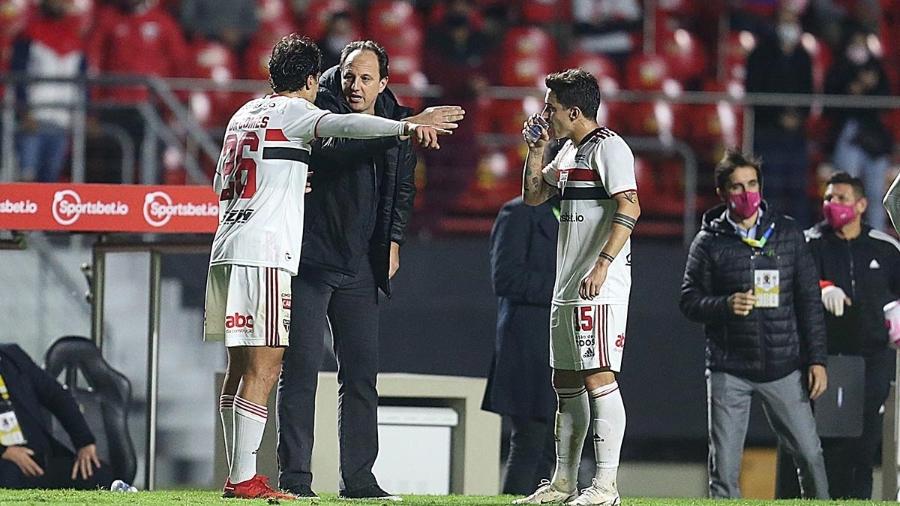 Igor Gomes (à esquerda) conversa com Rogério Ceni, técnico do São Paulo - Paulo Pinto/São Paulo FC