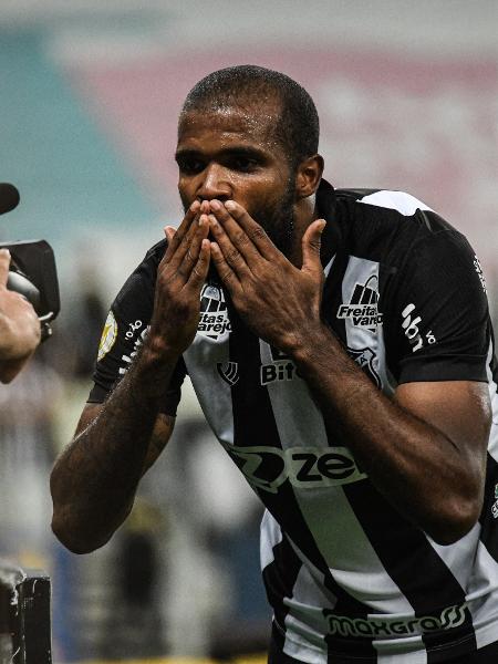 Messias comemora gol do Ceará contra o Cuiabá na Arena Castelão - Kely Pereira/AGIF