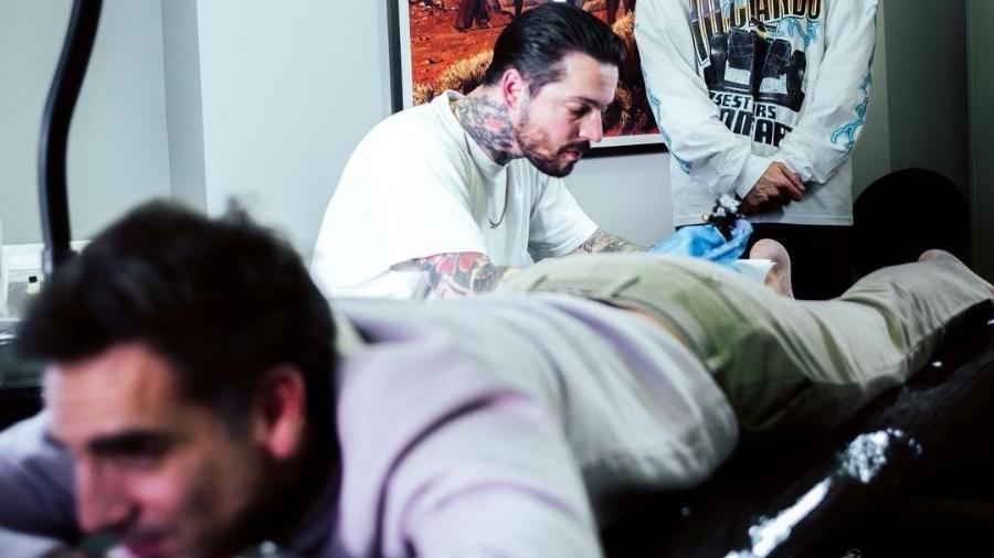 Cyril Abiteboul, ex-chefe da Alpine, foi tatuado após fazer uma aposta com Daniel Ricciardo - Reprodução/Instagram