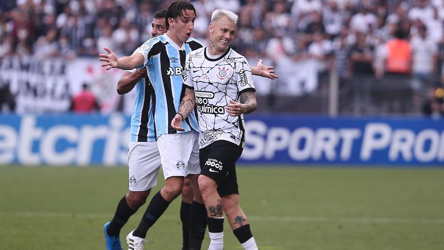 Geromel e Roger Guedes se desentendem na partida entre Grêmio e Corinthians pelo Brasileirão -  Ettore Chiereguini/AGIF