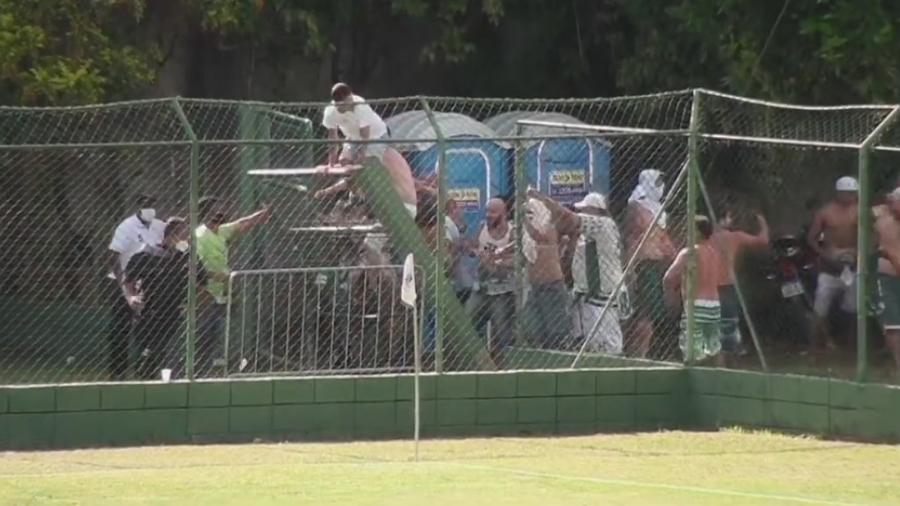 Torcedores do Palmeiras derrubaram um dos portões que dava acesso ao setor onde estavam santistas - Reprodução/YouTube