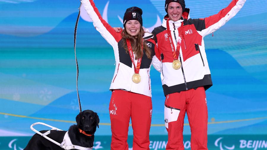 Esquiadora Carina Edlinger leva cachorro para o pódio das Paralimpíadas - Lintao Zhang/Getty Images