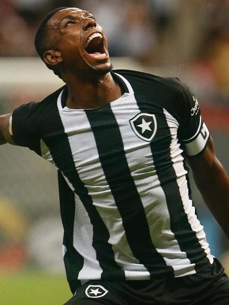 Kanu, ex-zagueiro do Botafogo e atualmente no Bahia