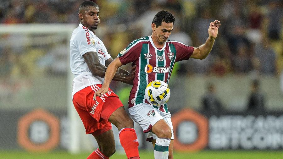 Wesley Moraes, do Inter, e Ganso, do Fluminense, disputam a bola durante jogo do Campeonato Brasileiro - Thiago Ribeiro/AGIF