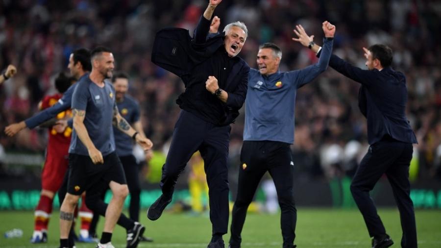 Mourinho celebra o título da Conference League pela Roma - Valerio Pennicino - UEFA/UEFA via Getty Images