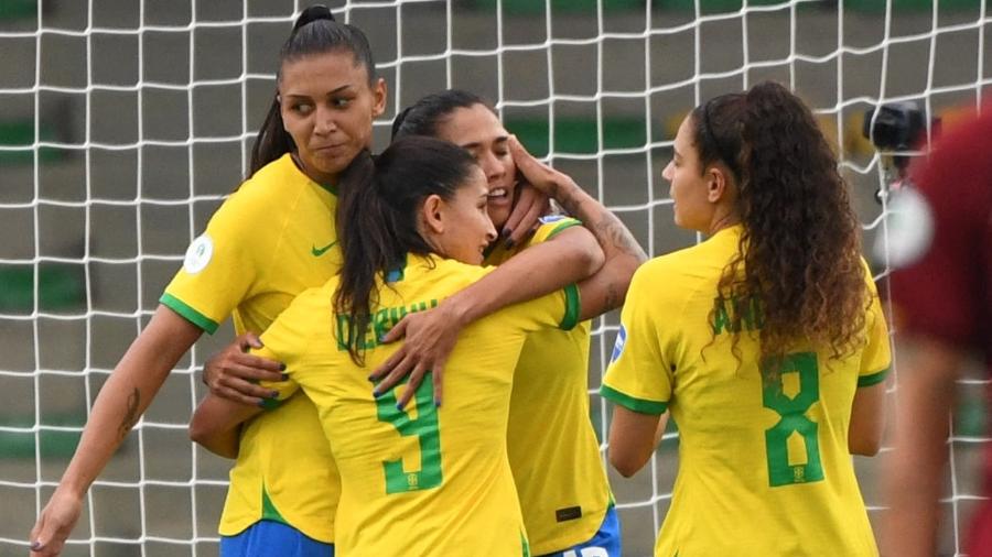 Debinha, do Brasil, comemora gol contra a Venezuela pela Copa América feminina - Juan BARRETO / AFP