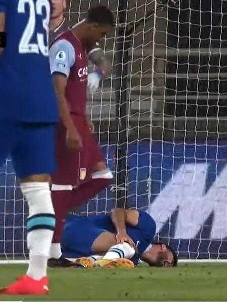 Armando Broja, do Chelsea, cai com a mão no joelho após choque com zagueiro do Aston Villa - Reprodução Twitter