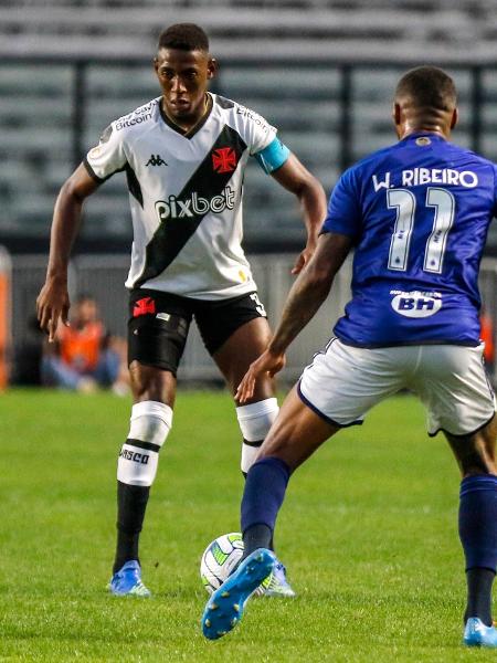 Léo, zagueiro do Vasco, em ação no jogo contra o Cruzeiro - FELIPE DUEST/PERA PHOTO PRESS/ESTADÃO CONTEÚDO
