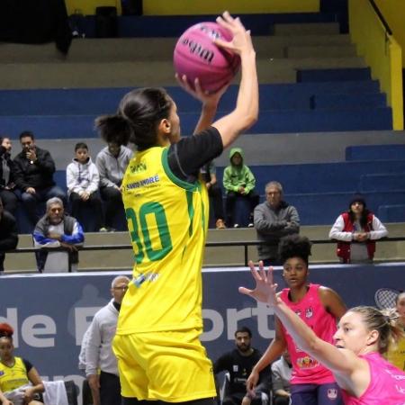 Tassia em ação pelo Santo André diante do Blumenau nos playoffs da LBF