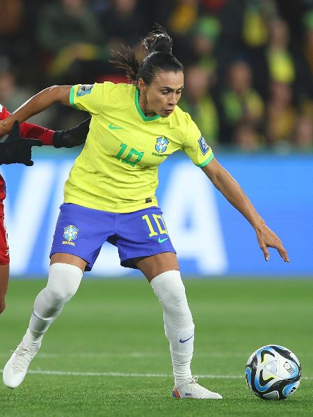 Marta tenta escapar da marcação durante jogo entre Brasil e Panamá na Copa do Mundo feminina