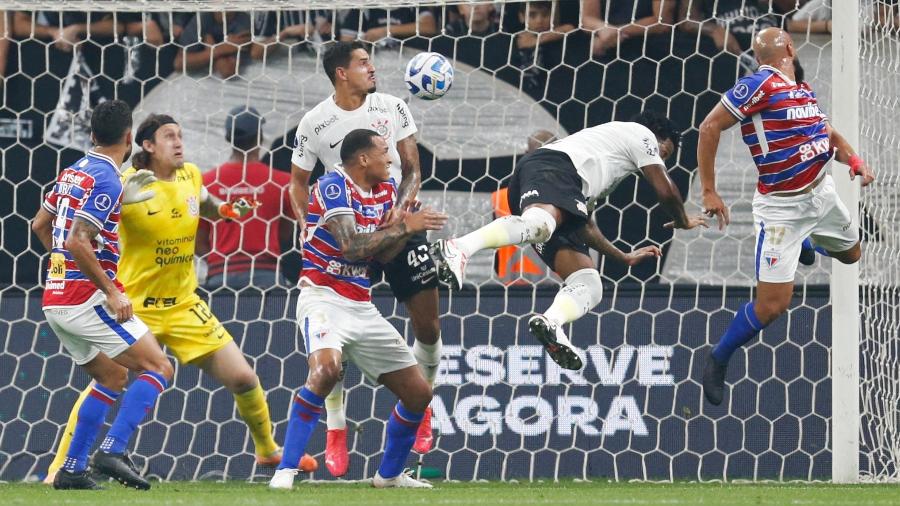 Disputa que gerou gol de Zé Welison, do Fortaleza, contra o Corinthians na Sul-Americana