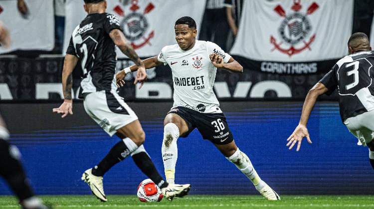 Wesley tenta sair da marcação em Corinthians x Ponte Preta, duelo do Campeonato Paulista