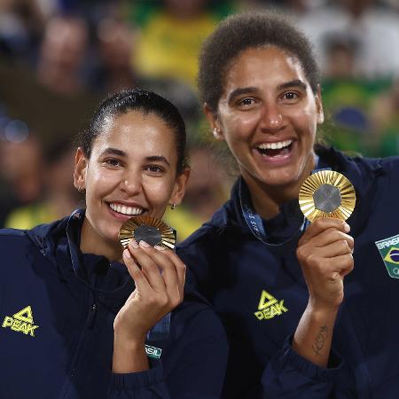 Duda e Ana Patricia com a medalha de ouro após vencerem as canadenses Melissa e Brandie 