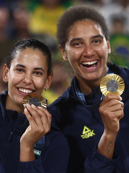 Duda e Ana Patricia festejam com a medalha de ouro o título olímpico do vôlei de praia nas Olimpíadas de Paris 2024