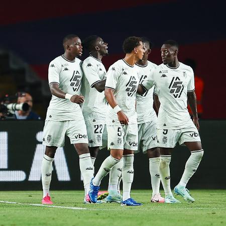 Jogadores do Monaco comemoram gol de Lamine Camara contra o Barcelona no Troféu Joan Gamper