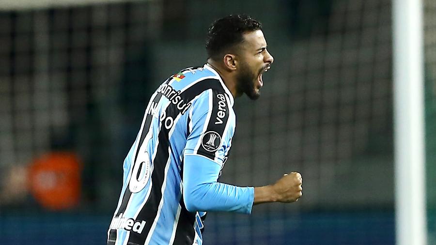 Reinaldo comemora gol em Grêmio x Fluminense, partida da Libertadores