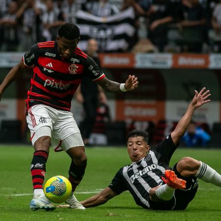 Plata finaliza para marcar durante Atlético-MG x Flamengo pela final da Copa do Brasil