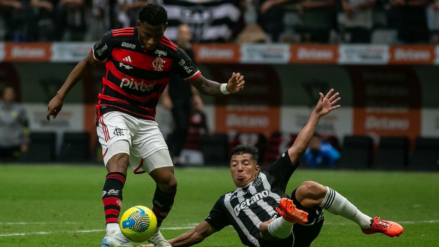 Plata finaliza para marcar durante Atlético-MG x Flamengo pela final da Copa do Brasil