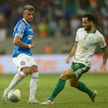 Felipe Anderson em ação durante jogo entre Bahia e Palmeiras pelo Brasileirão