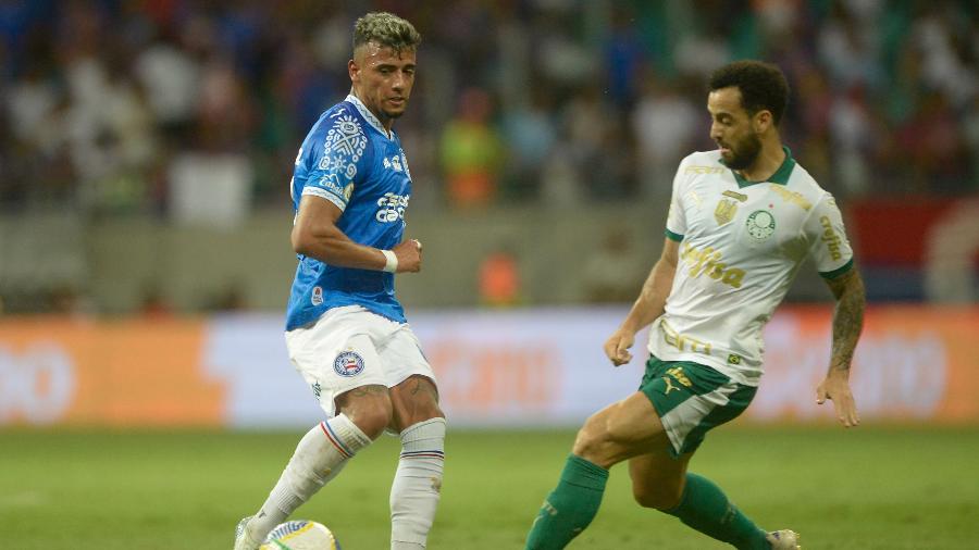 Felipe Anderson e Luciano Rodríguez em ação durante jogo entre Bahia e Palmeiras pelo Brasileirão