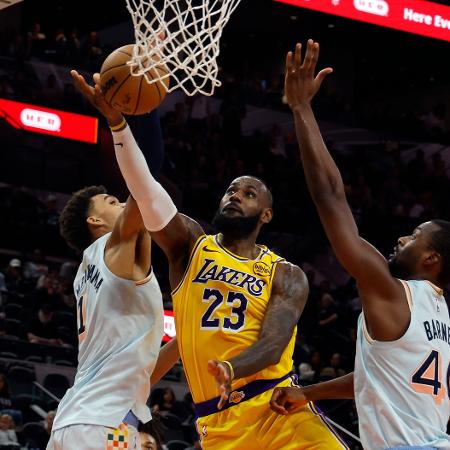 LeBron James em ação na vitória dos Lakers sobre o San Antonio Spurs, pela NBA