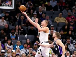 Jokic decide, Nuggets vencem Kings e embalam na temporada regular da NBA