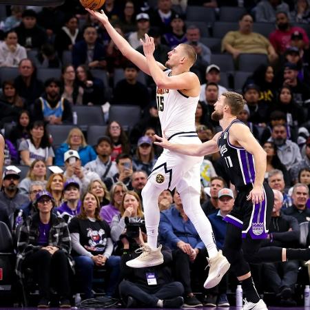 Jokic em ação pelo Denver Nuggets diante do Sacramento Kings na NBA 2024/2025 - Denver Nuggets/ Reprodução