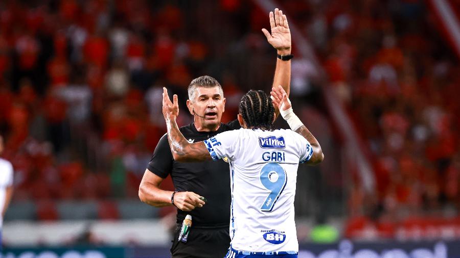 Marcelo de Lima Henrique foi para a 'geladeira' após jogo polêmico entre Inter e Cruzeiro Marcelo de Lima Henrique foi para a 'geladeira' após jogo polêmico entre Inter e Cruzeiro