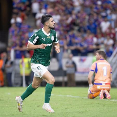 Flaco López comemora após marcar para o Palmeiras contra o Fortaleza no Castelão pelo Campeonato Brasileiro 2025 - Baggio Rodrigues/AGIF