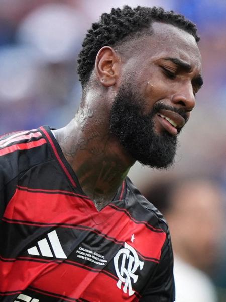 Gerson se lamenta durante jogo entre Flamengo e Chelsea no Mundial