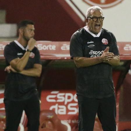 Hélio dos Anjos e Guilherme dos Anjos durante jogo entre Náutico e Maringá na Série C