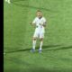 Cristiano Ronaldo se irrita com gritos de 'Messi' e faz gesto obsceno; veja