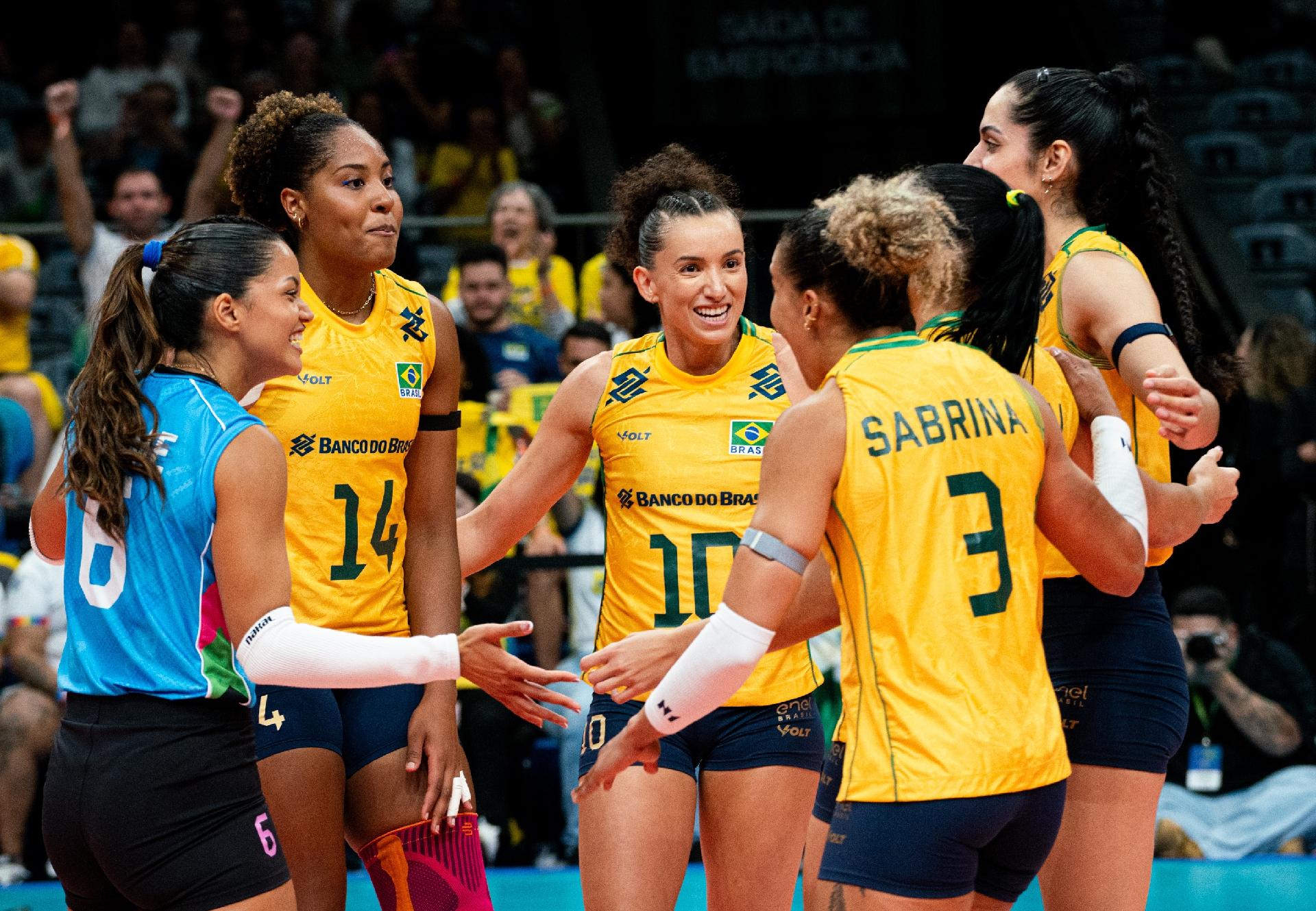 Seleção brasileira feminina de vôlei comemora ponto na estreia no Sul-Americano - undefined