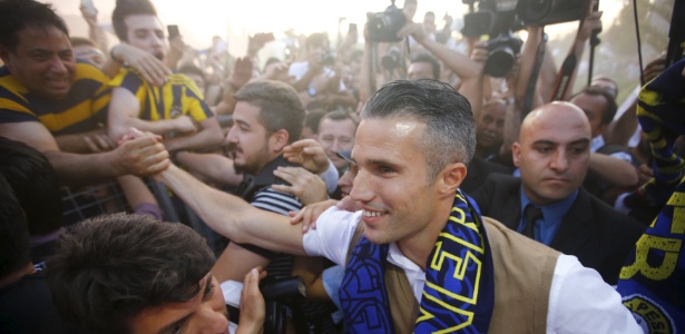 Van Persie chega à Turquia e é recebido por fãs do Fenerbahce - REUTERS/Osman Orsal