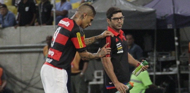 Guerrero deixou o gramado amparado pelo médico do Flamengo na última quarta - Gilvan de Souza/Flamengo