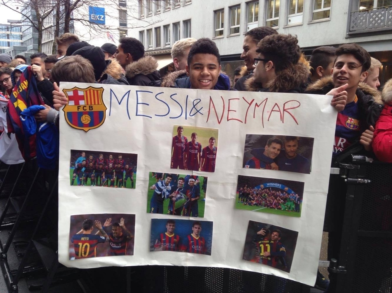 11.jan.2016 - Fã de Messi e Neymar montou cartaz com os jogadores do Barcelona em Zurique - João Henrique Marques/UOL