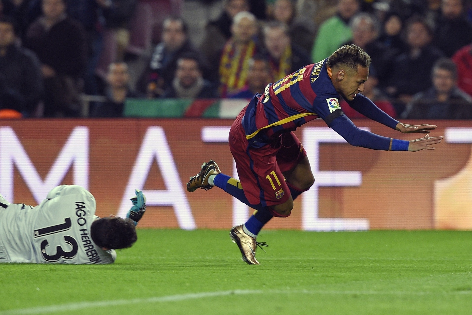 Neymar tenta jogada e é derrubado pelo goleiro Iago Herrerin em jogo válido pela Copa do Rei - AFP PHOTO / LLUIS GENE ORG