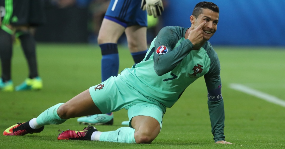 Cristiano Ronaldo pede pênalti em partida entre País de Gales e Portugal pela Euro