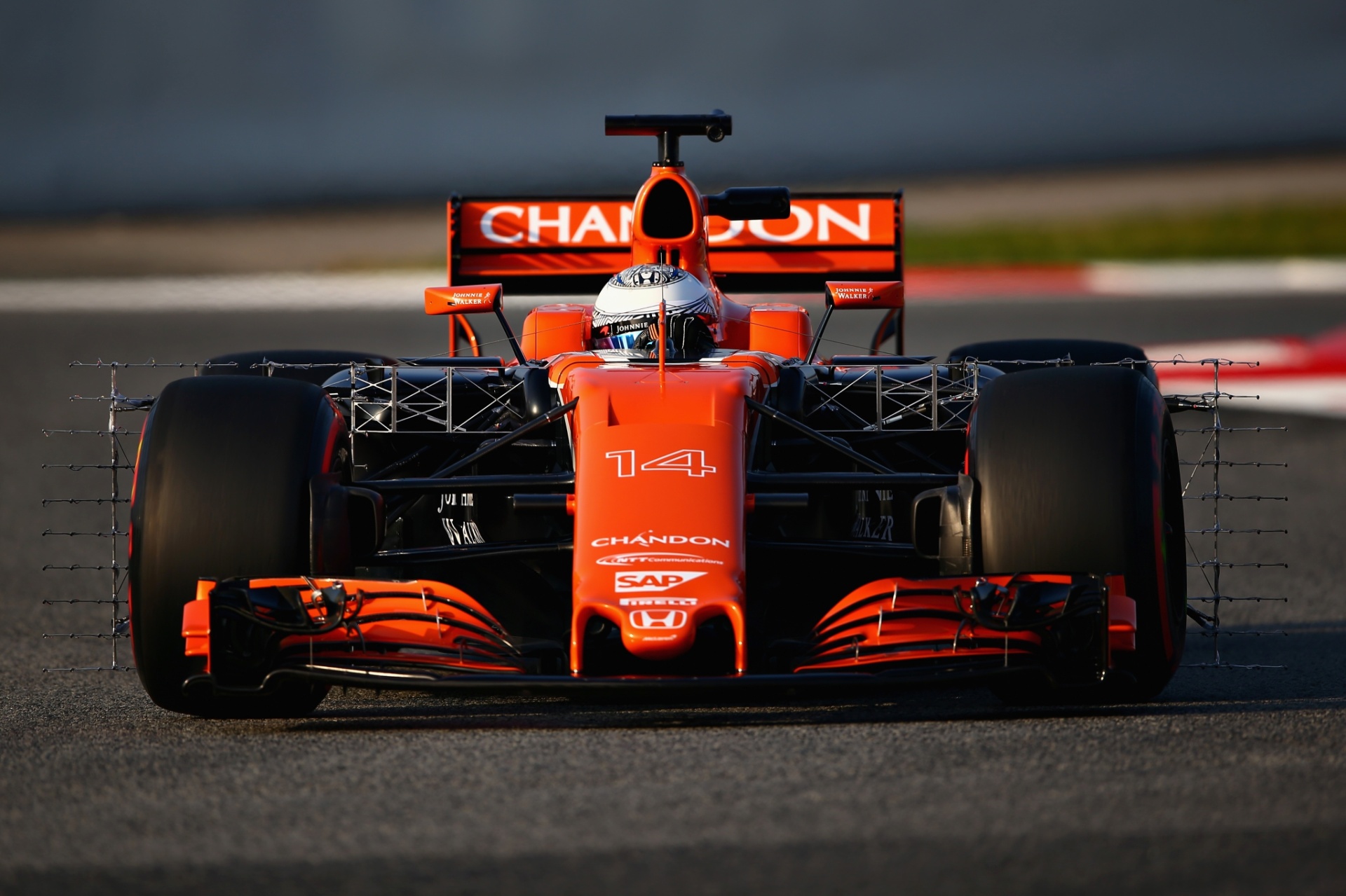 Fernando Alonso deu apenas uma volta com a McLaren na primeira manhã de testes - Dan Istitene/Getty Images