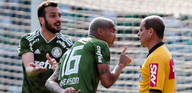 Deyverson reclama com o árbitro no jogo entre Palmeiras e Ceará - Ale Cabral/AGIF