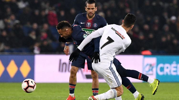 Neymar sofre falta durante a partida entre PSG e Strasbourg - FRANCK FIFE / AFP - FRANCK FIFE / AFP