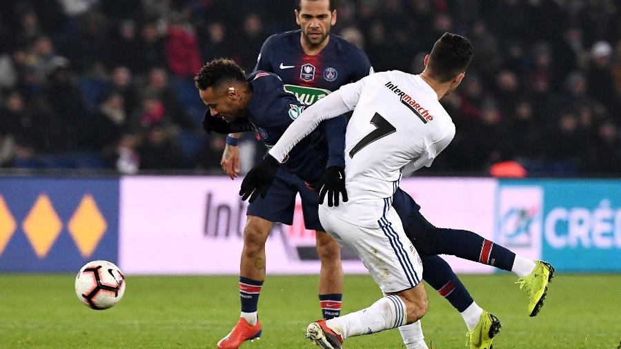 Neymar sofre falta durante a partida entre PSG e Strasbourg - FRANCK FIFE / AFP