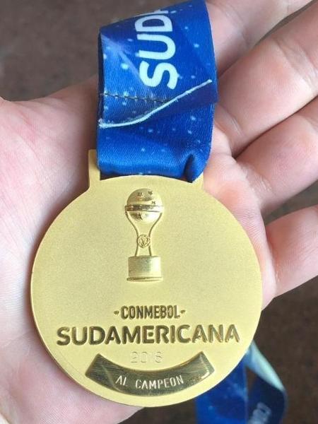 Réplica de medalha da Conmebol entregue aos jogadores do Athletico na Sul-Americana de 2018 - Reprodução