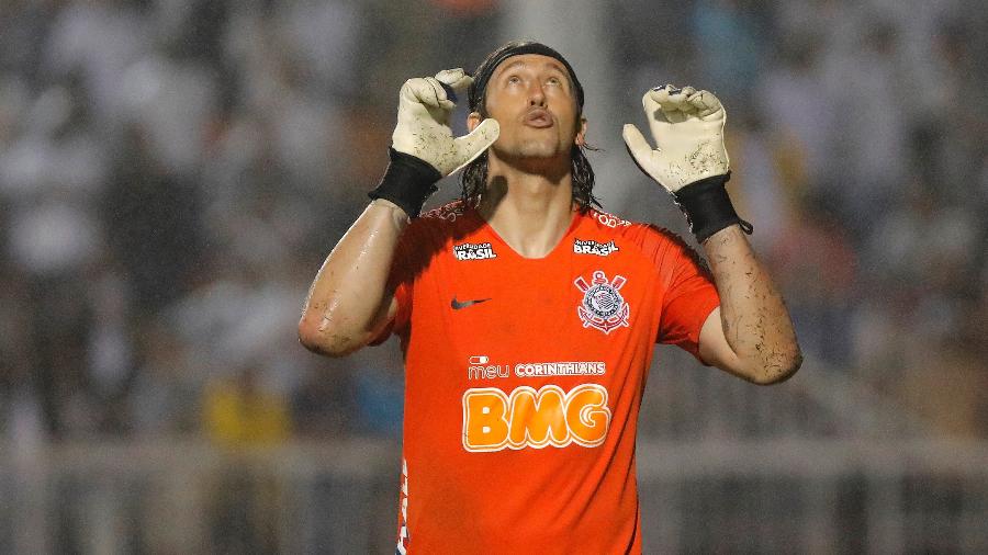 Cássio comemora vitória do Corinthians nos pênaltis contra o Santos na última segunda-feira, no Pacaembu - Daniel Vorley/AGIF