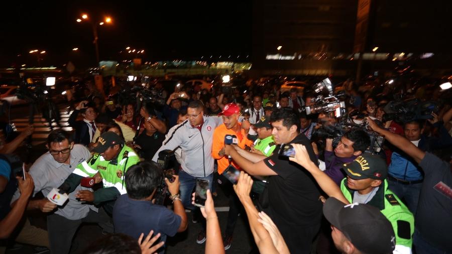 Paolo Guerrero é recepcionado por multidão em chegada ao Peru para jogo do Inter - Ricardo Duarte/Inter