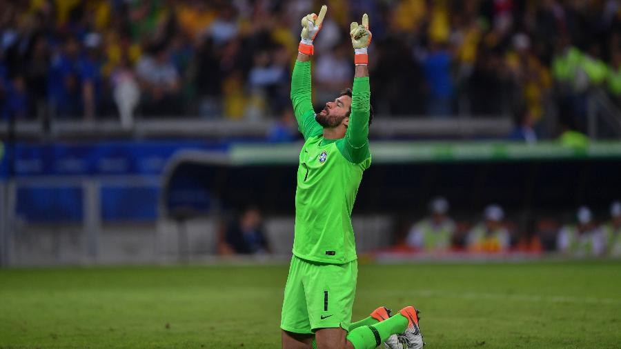 Alisson comemora gol do Brasil contra a Argentina pela Copa América - Pedro UGARTE / AFP