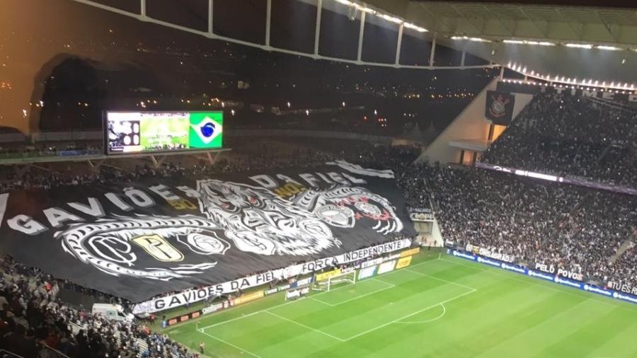 Torcida do Corinthians estende bandeirão na Arena Corinthians em partida contra o Palmeiras - José Eduardo Martins/UOL
