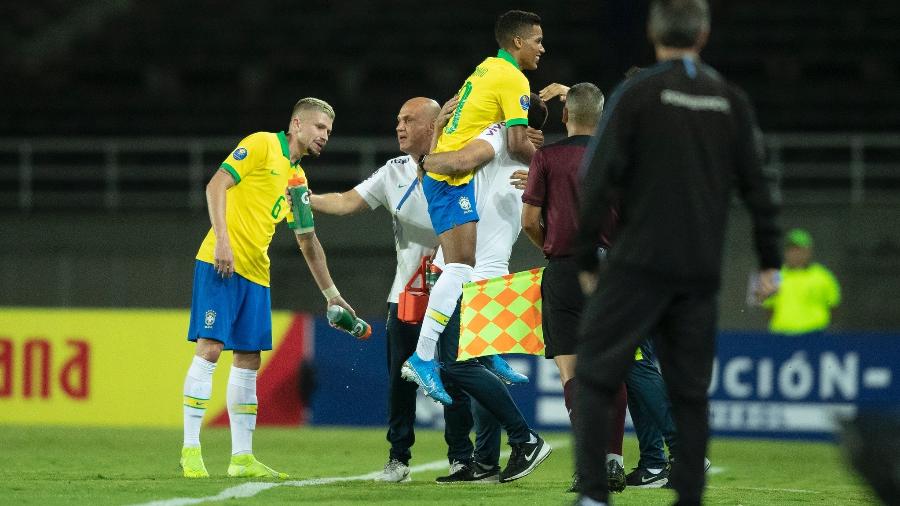 Pedrinho abraça André Jardine para comemorar gol da seleção brasileira contra o Uruguai - Lucas Figueiredo/CBF