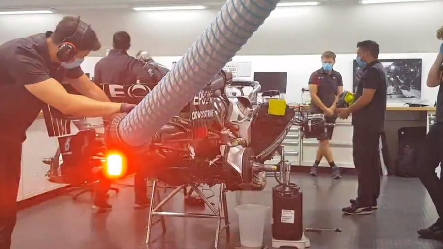 Engenheiros da Mercedes testam motor para retomada dos treinamentos da F-1 - Reprodução/Twitter/@Mercedes-AMG F1