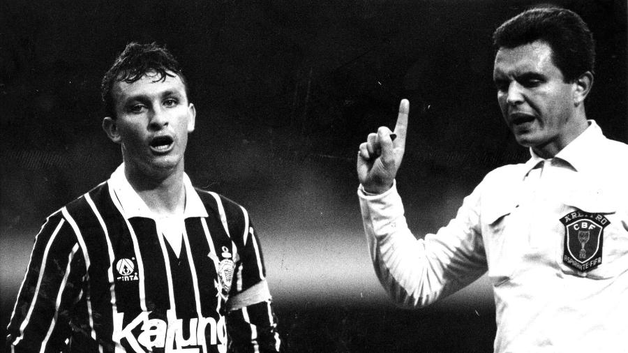 O jogador Neto, do Corinthians, discute com o árbitro Márcio Rezende de Freitas, durante partida do Campeonato Brasileiro de 1990 (23/9/90) - Sergio Tomisaki/Folhapress